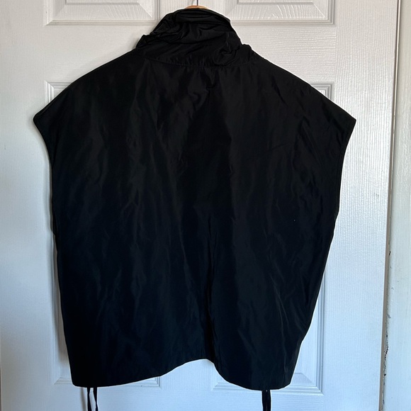 Stylish Black Vest with Zip Closure - Picture 3 of 9